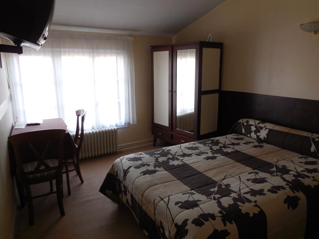 Hotel Le Lion D'Or Salbris Zimmer foto